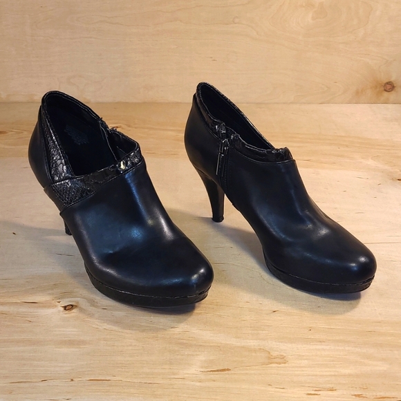 Bandolino Black Leather 3 Inch Heels - Picture 2 of 7